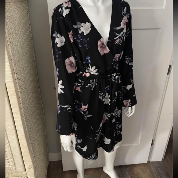 Amanda Green Dress with Pockets - Picture 3 of 7